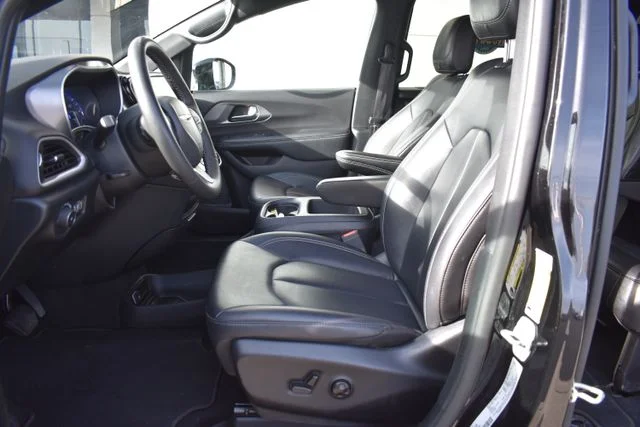 Used 2025 Black Chrysler Select image 12
