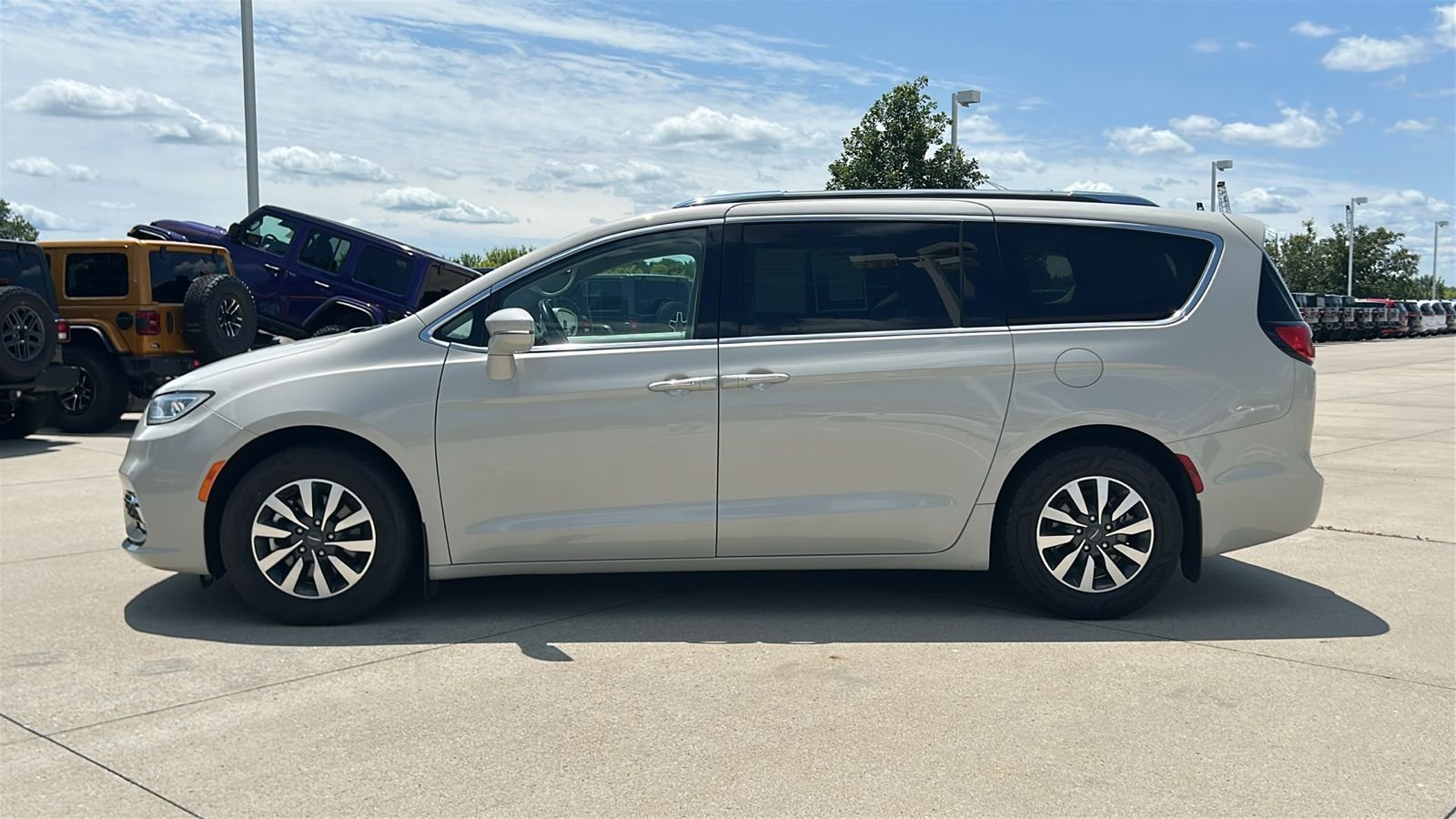 Used 2021 White Chrysler Touring L image 7