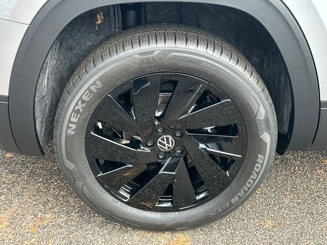New 2026 Silver Volkswagen 2.0T SE w/Technology image 17