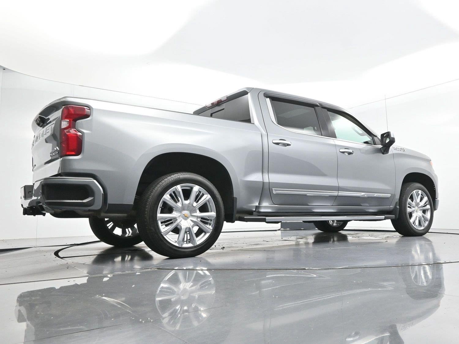 Used 2023 STERLING GRAY METALLIC Chevrolet High Country image 51