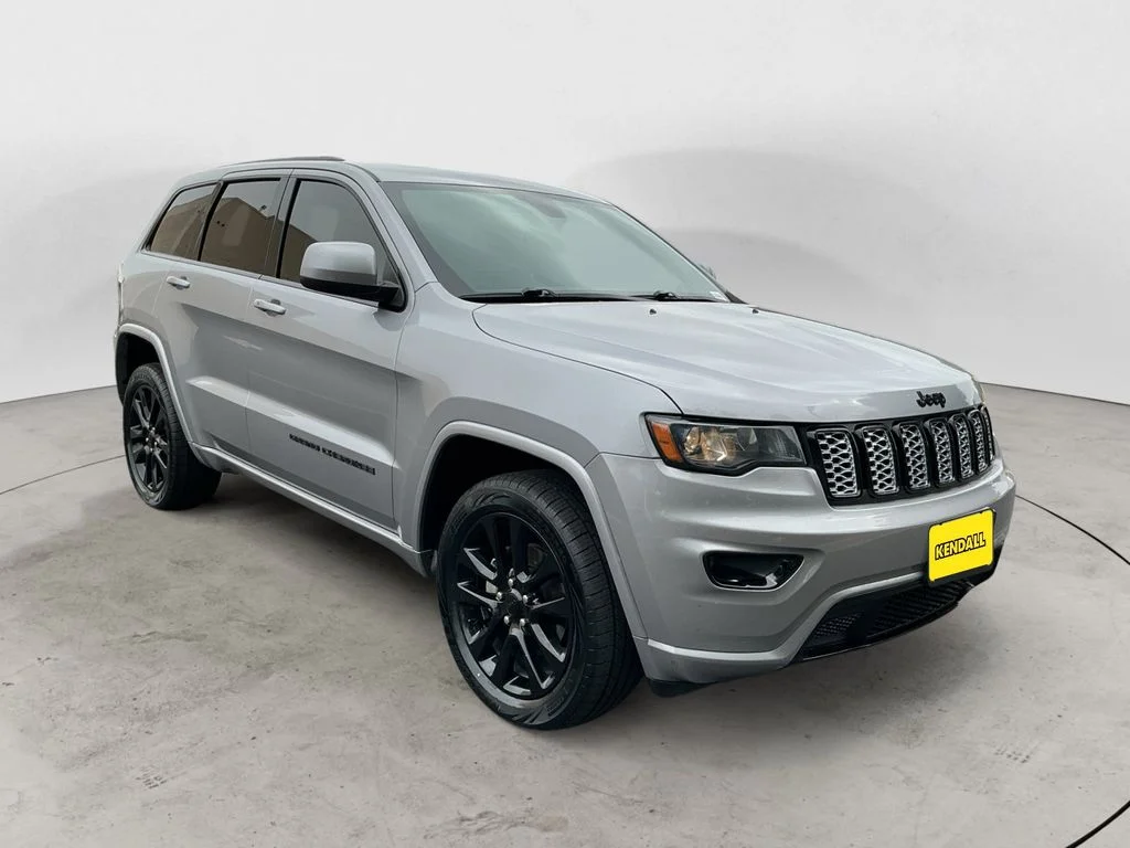 Used 2018 Silver Jeep Altitude image 3