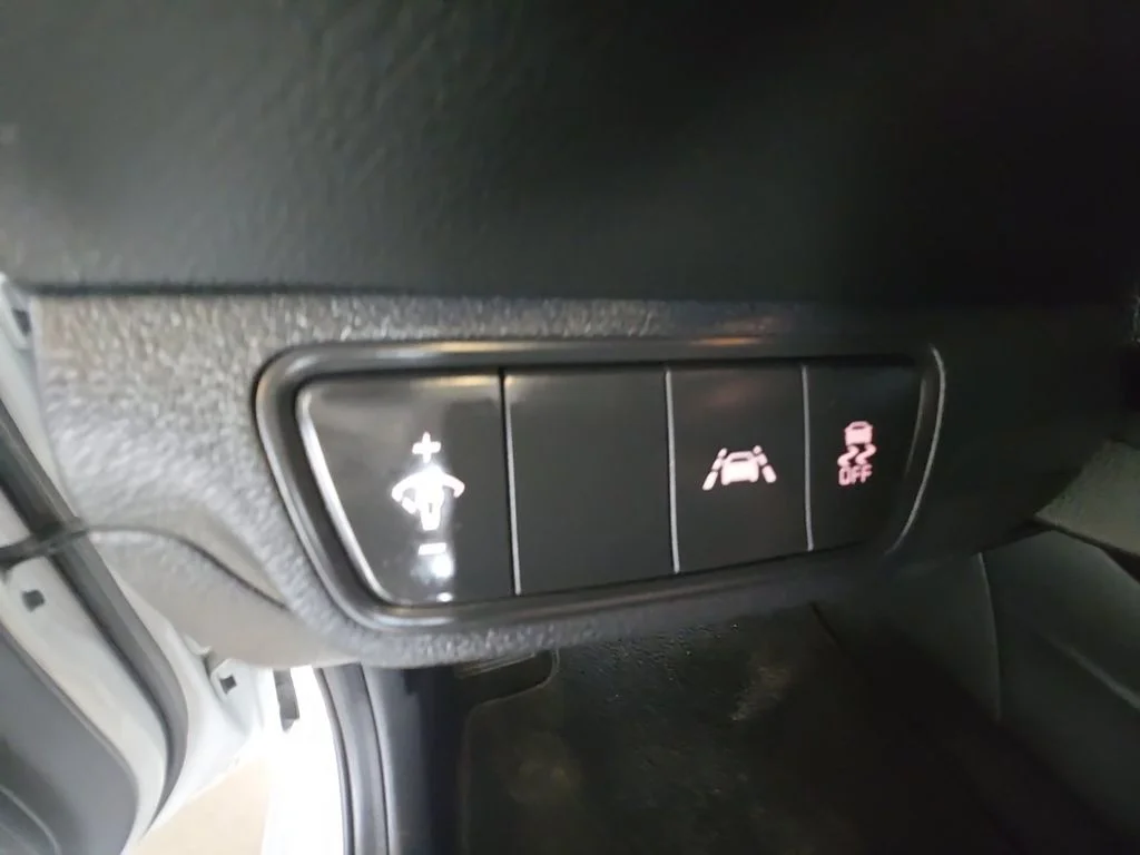 Used 2021 White Kia FE image 28