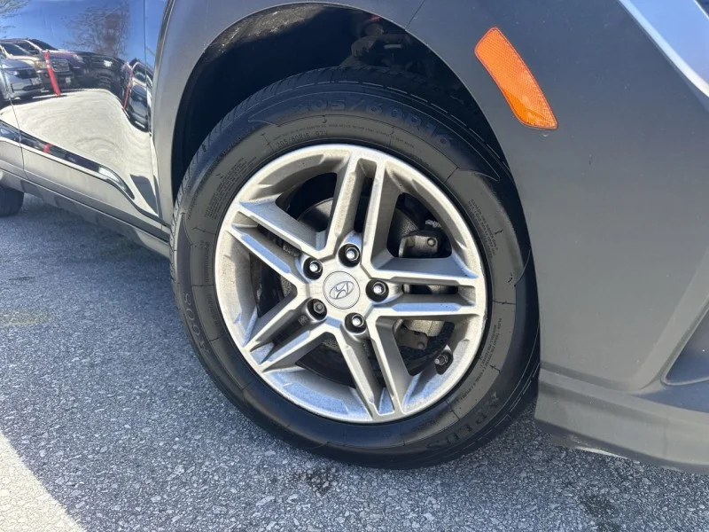 Used 2022 Gray Hyundai SE image 10