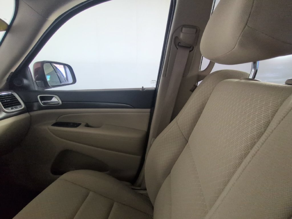 Used 2018 Red Jeep Laredo E image 28