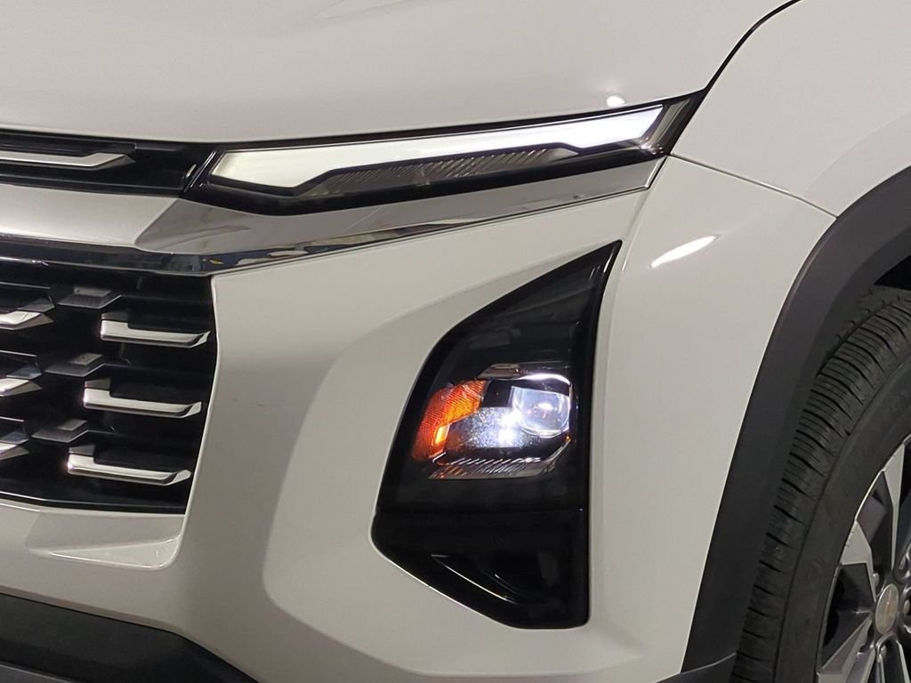 Used 2025 White Chevrolet LT image 10