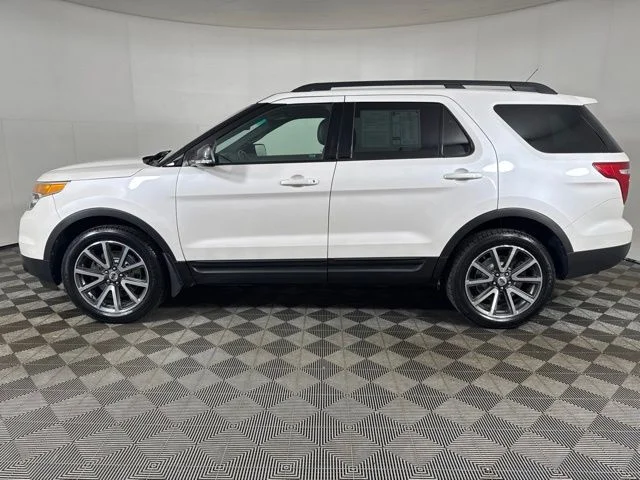 Used 2015 White Platinum Clearcoat Metallic Ford XLT image 7