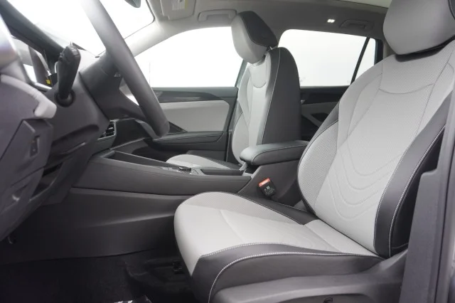 New 2026 Platinum Gray Metallic Volkswagen SE image 18