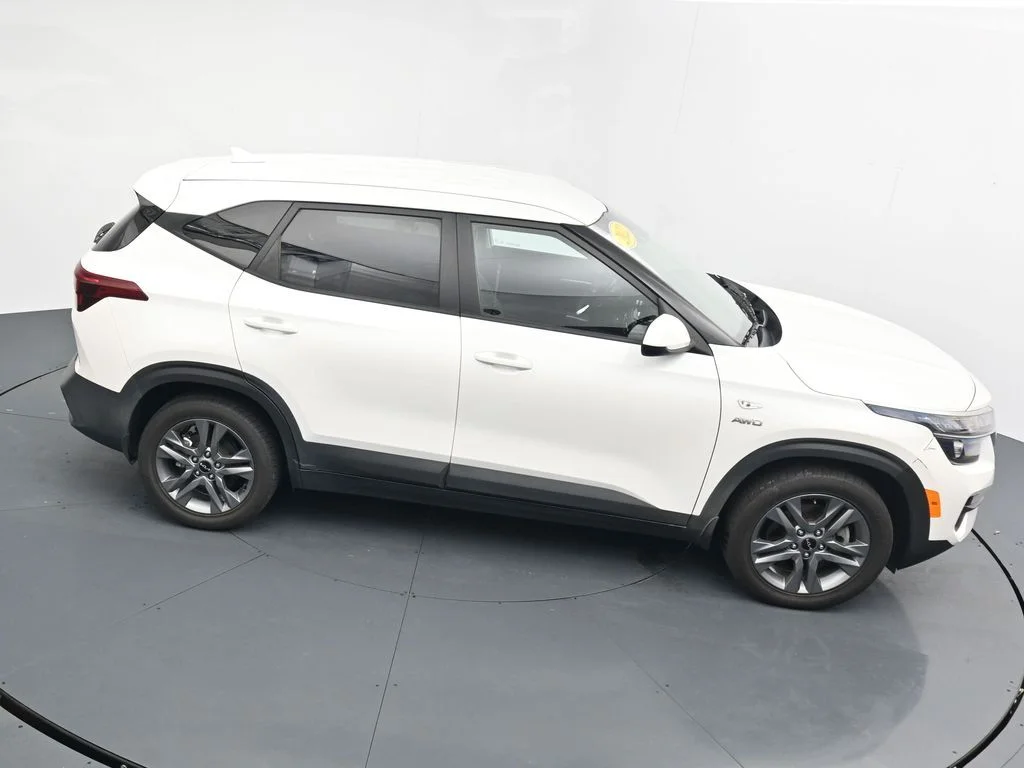Used 2022 White Kia LX image 28