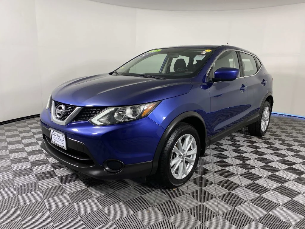 Used 2018 Caspian Blue Nissan S image 4