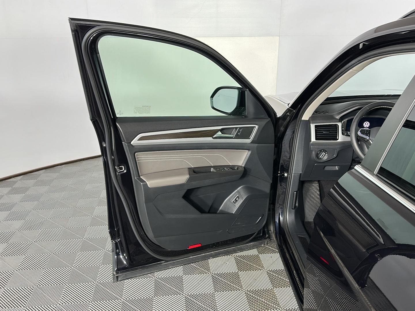 Used 2023 Deep Black Pearl Volkswagen 3.6L V6 SE w/Technology image 19