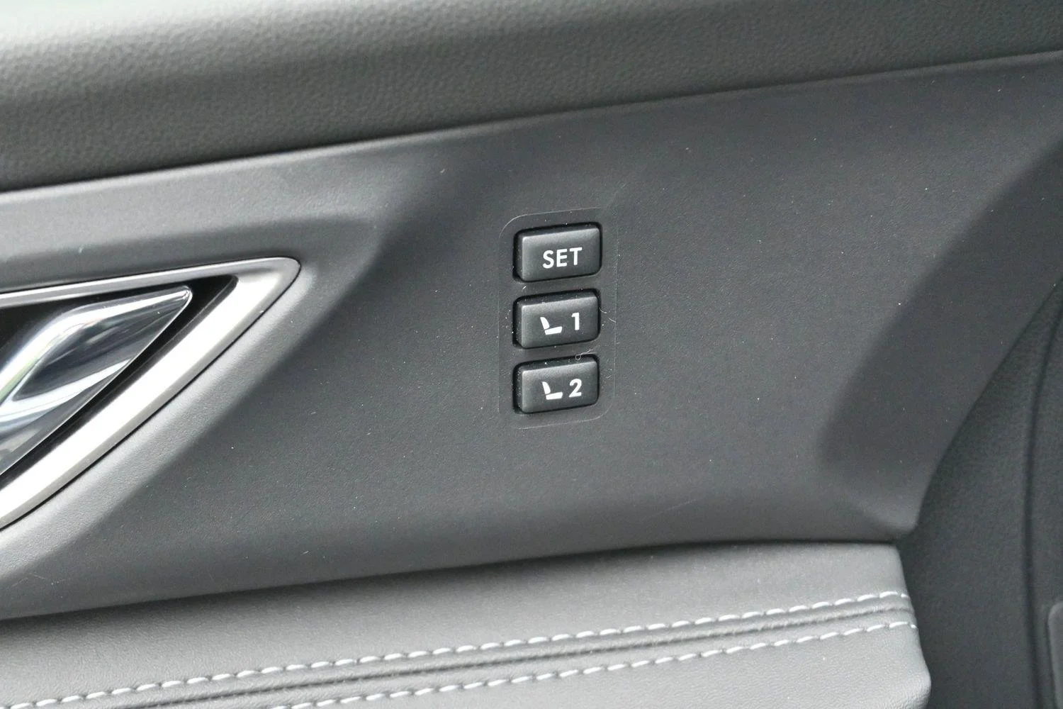Used 2024 Ice Silver Metallic Subaru Limited image 13