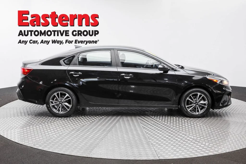 Used 2022 Black Kia LXS image 4