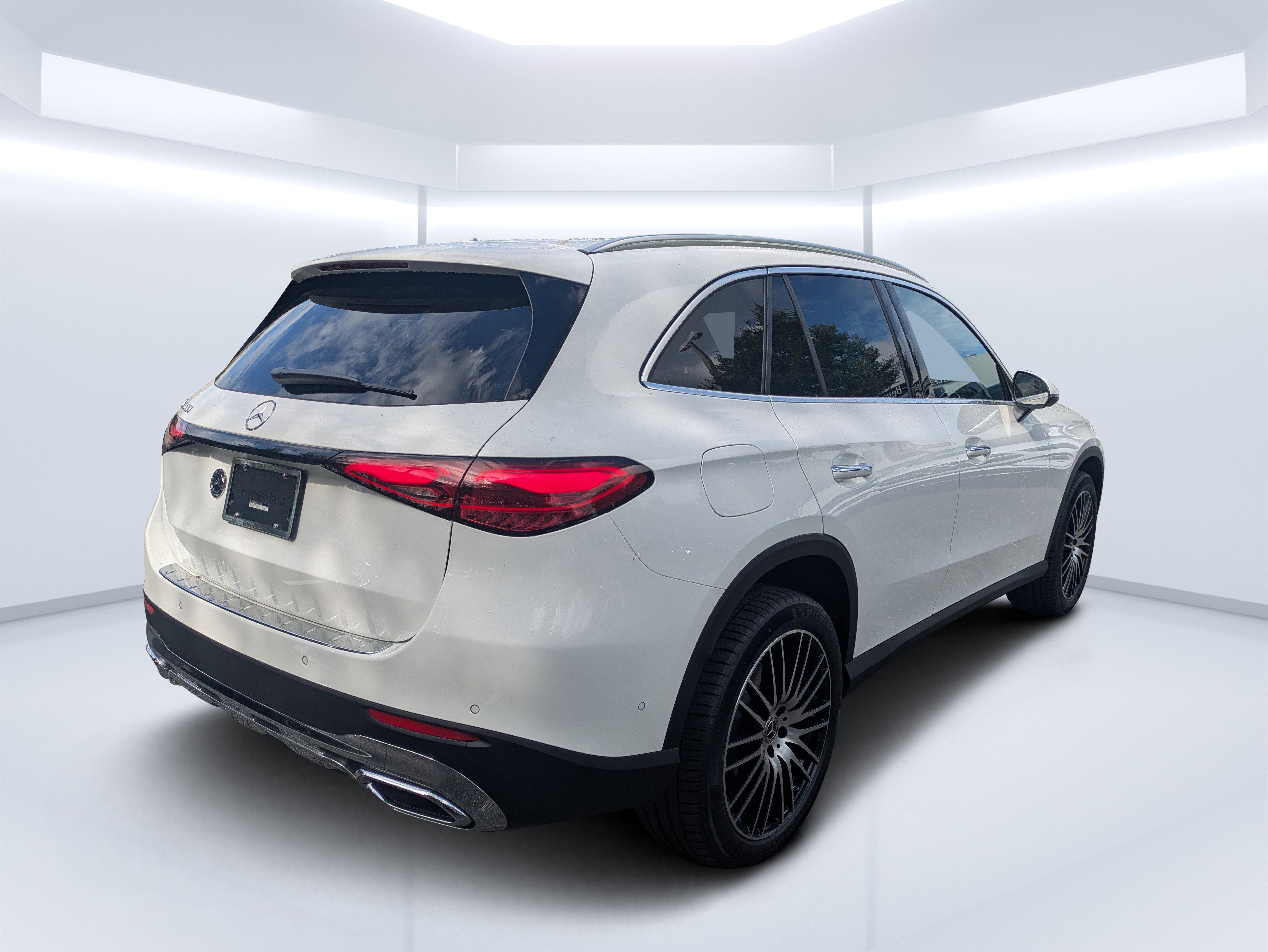 New 2026 Polar White Mercedes-Benz GLC 300 image 3