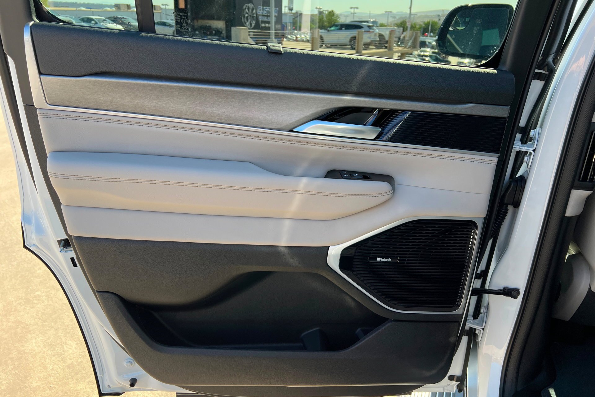New 2026 Bright White Clear-Coat Exterior Paint Jeep Limited Reserve image 19