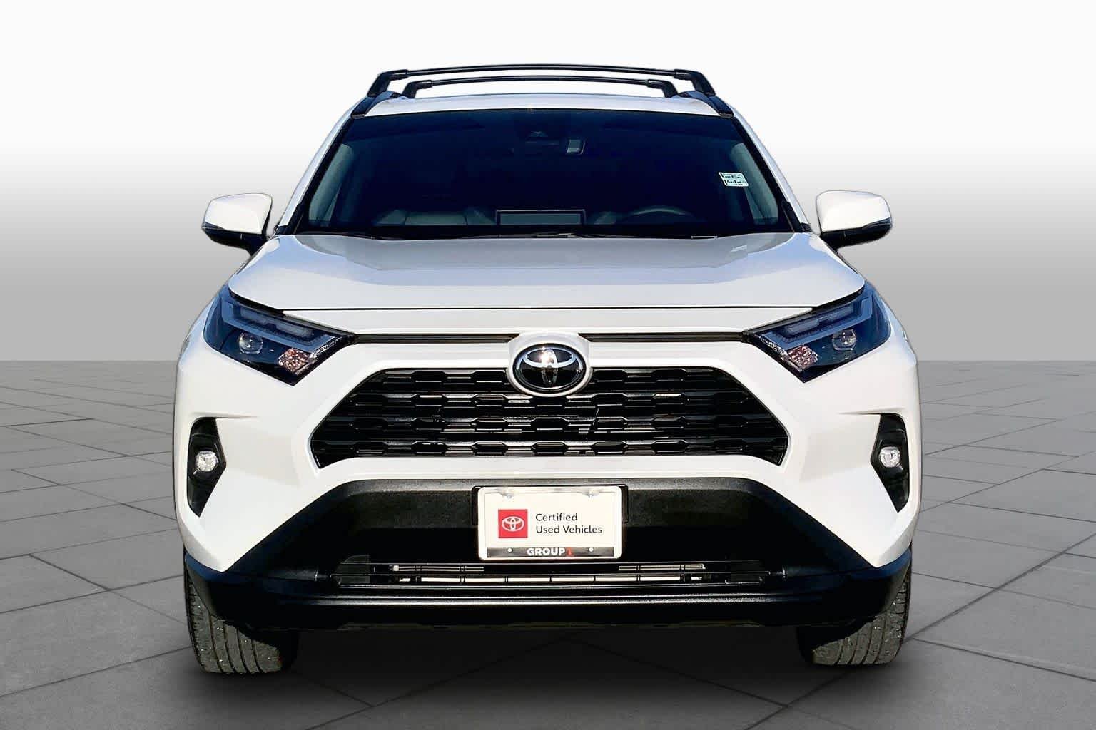 Used 2025 Wind Chill Pearl Toyota XLE Premium image 4