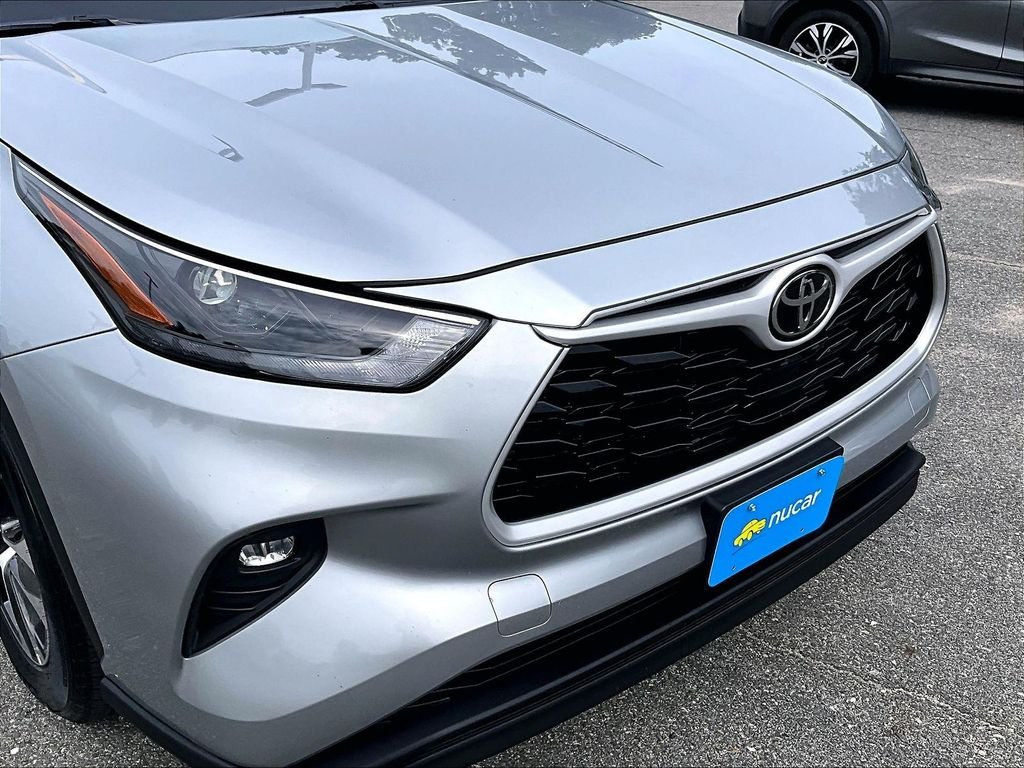 Used 2025 Silver Toyota XLE image 33