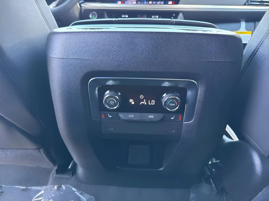 Used 2026 Polar White Tricoat Chevrolet Premier image 24