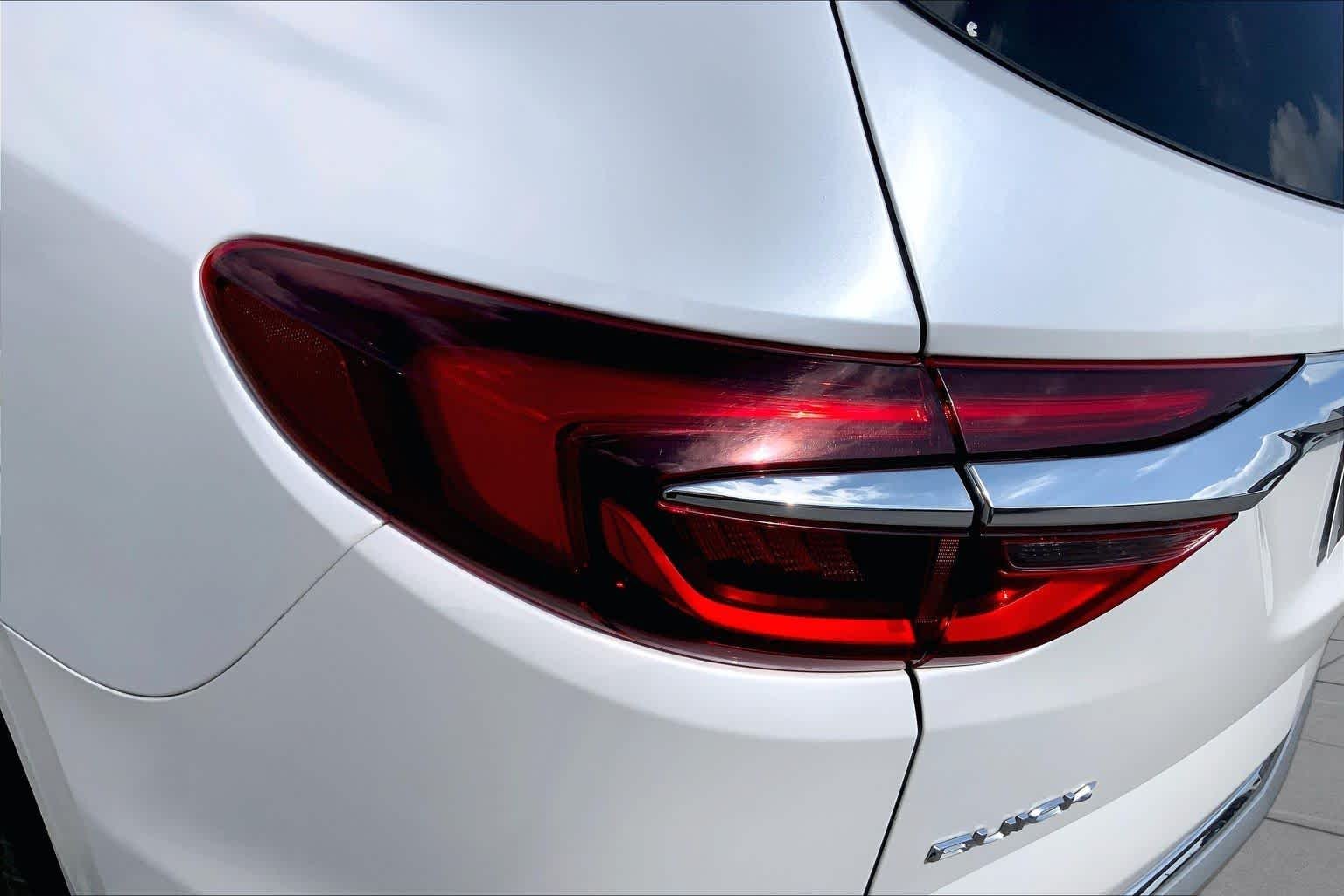 Used 2018 White Frost Tricoat Buick Premium image 28