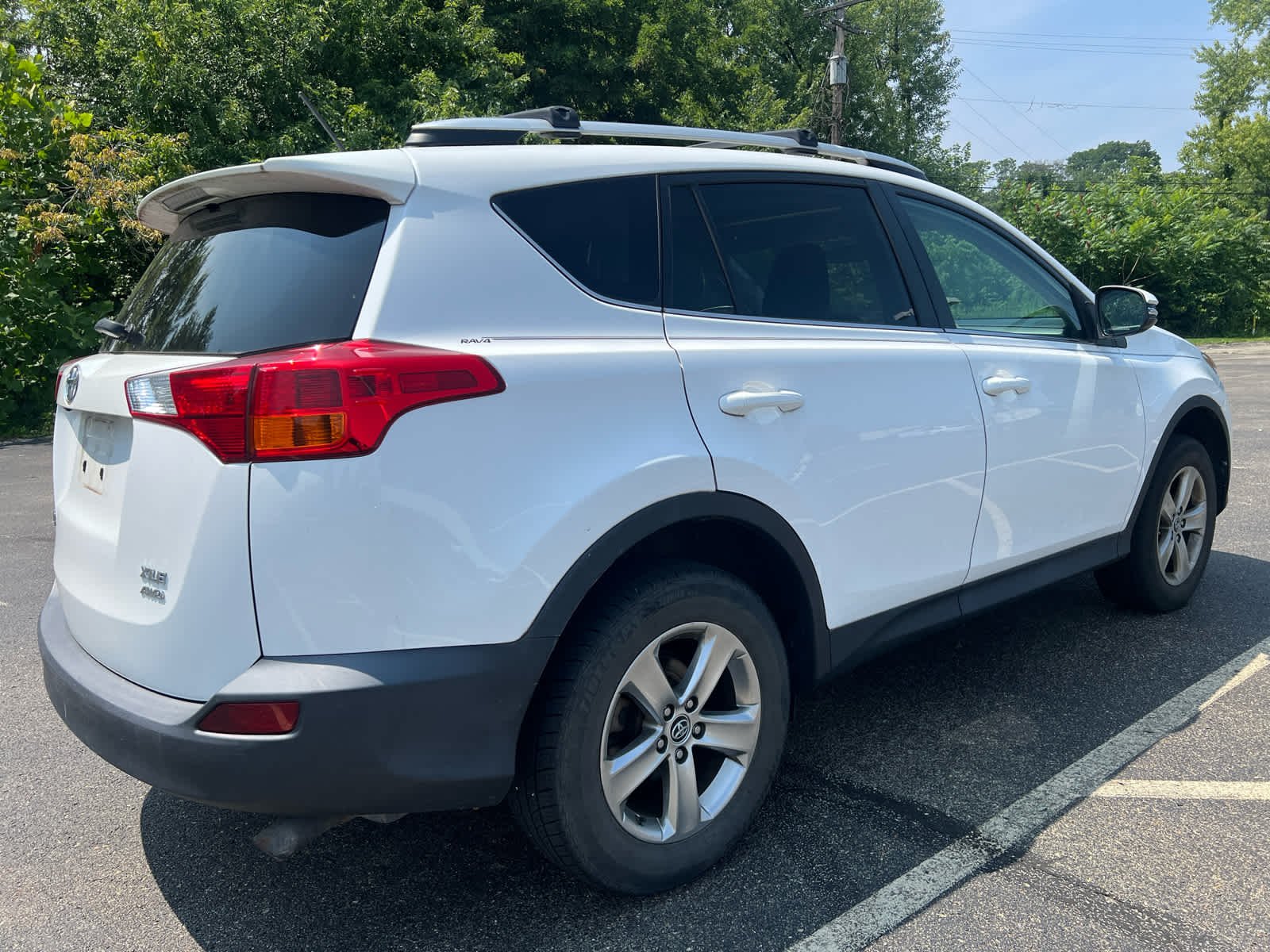 Used 2015 Super White Toyota XLE image 3