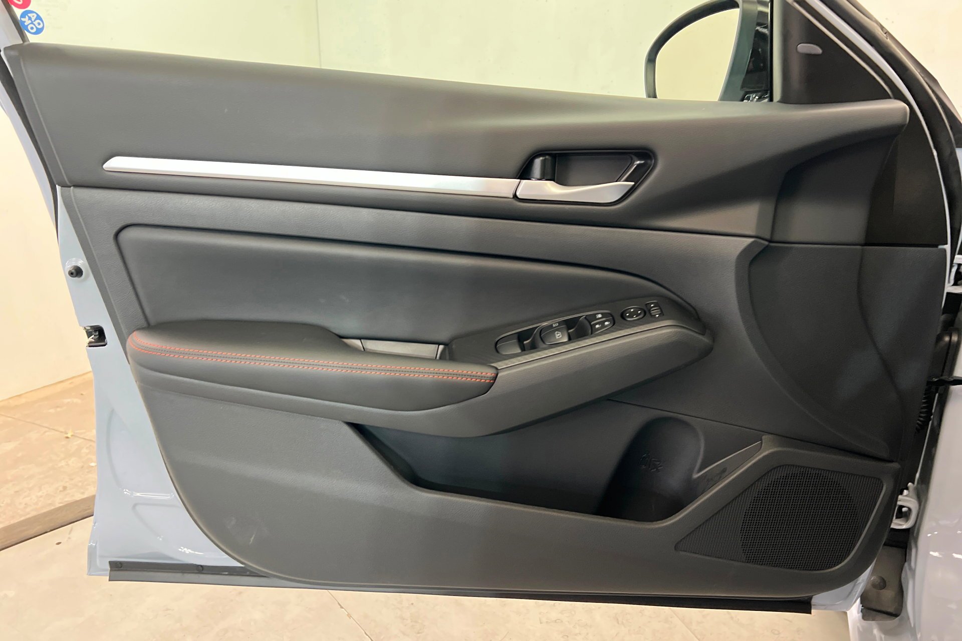 New 2026 Gray Sky Pearl / Super Black Two-tone Nissan SR image 15