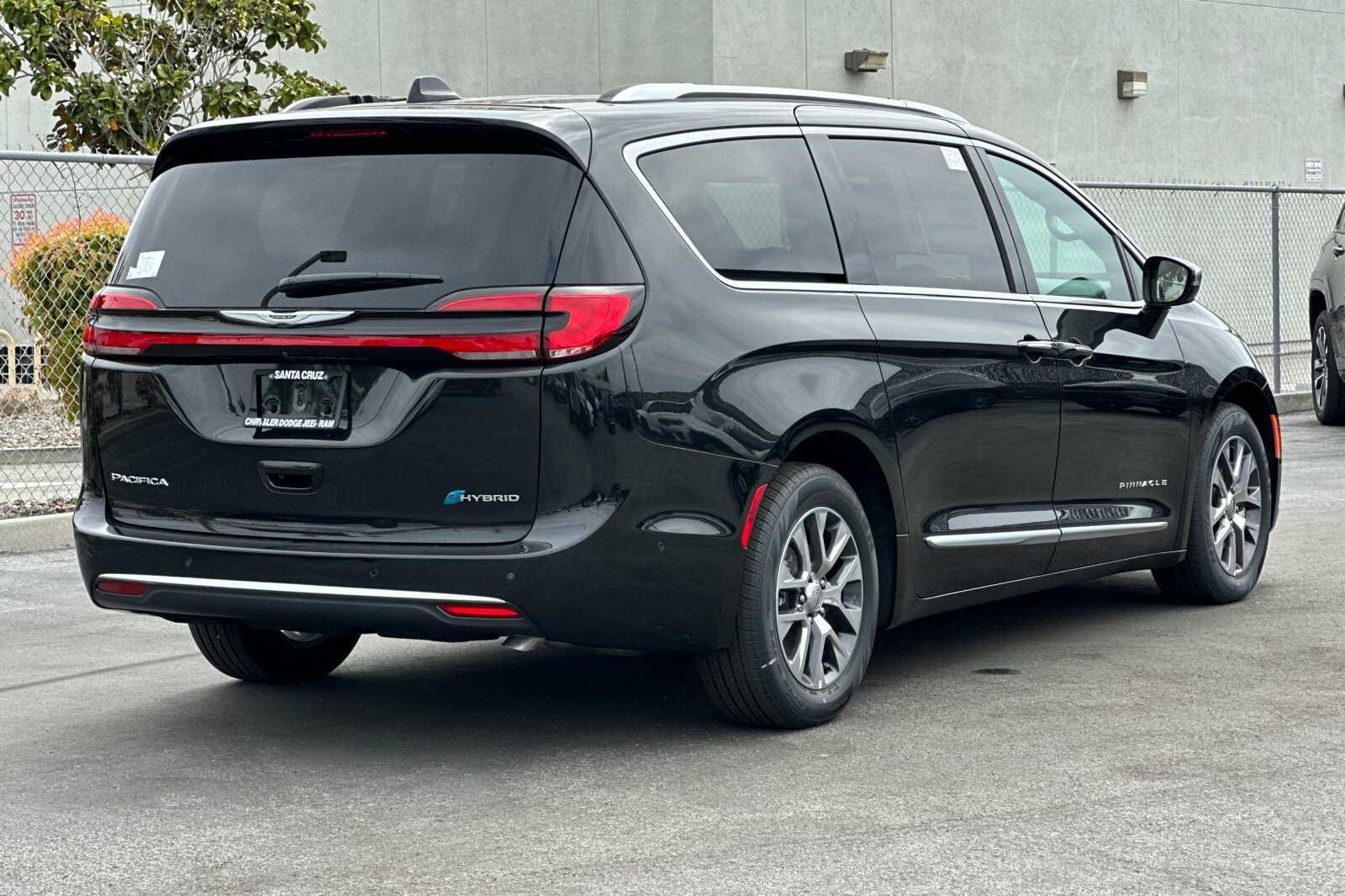 New 2023 Brilliant Black Crystal Pearl-Coat Exterior Paint Chrysler PINNACLE image 4