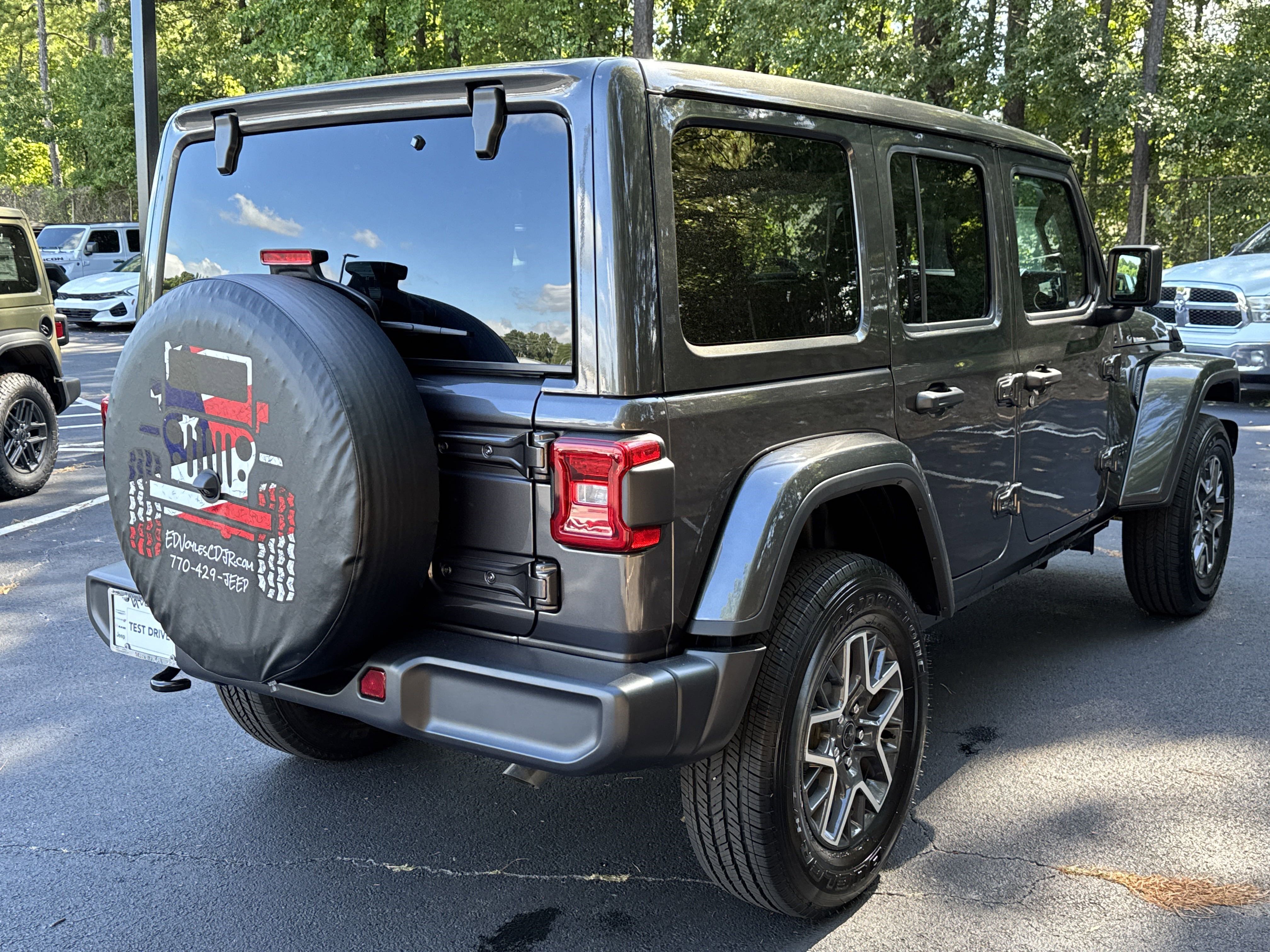 New 2025 Granite Crystal Metallic Clear-Coat Exterior Paint Jeep Sahara image 8