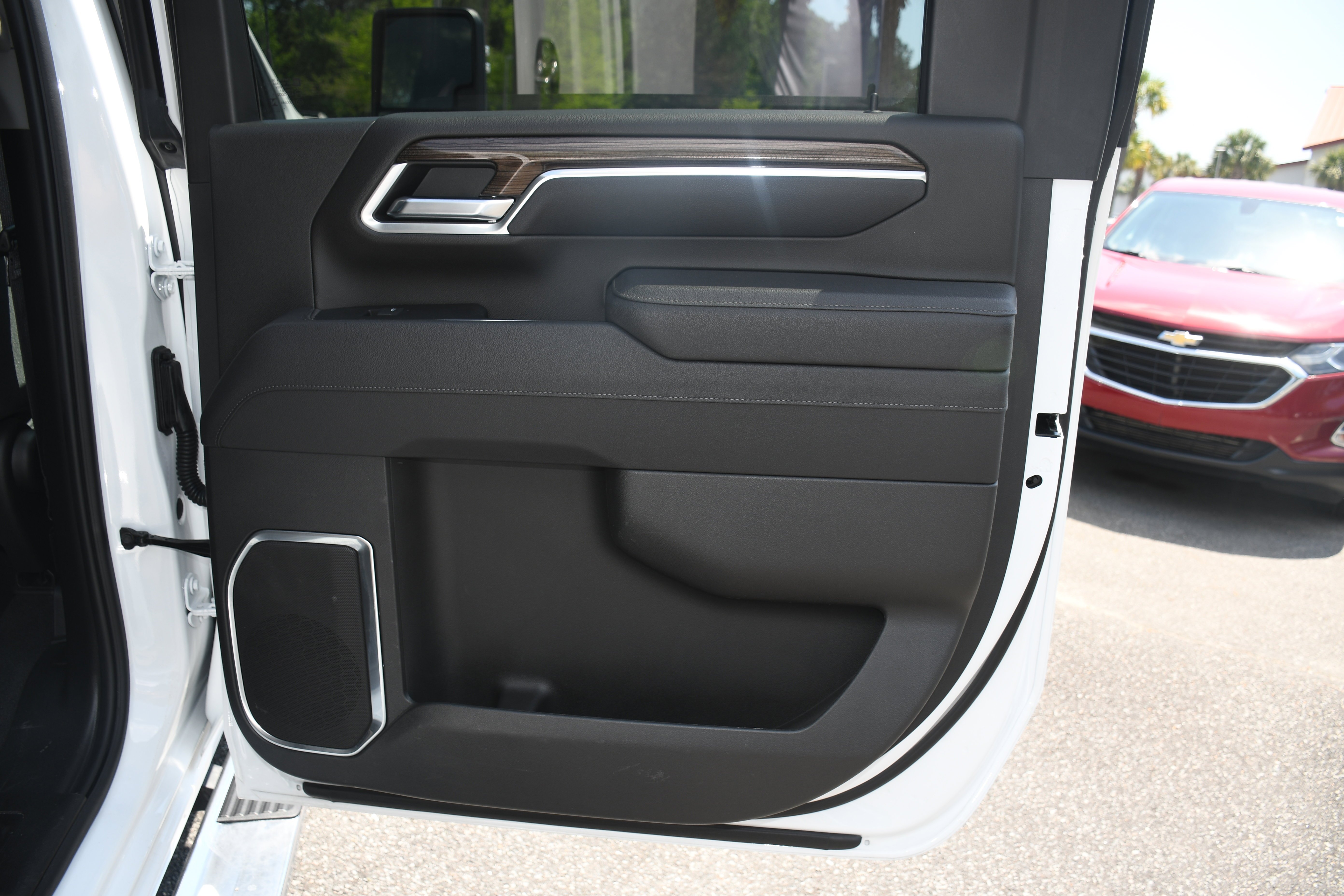 Used 2025 White Chevrolet LT image 18