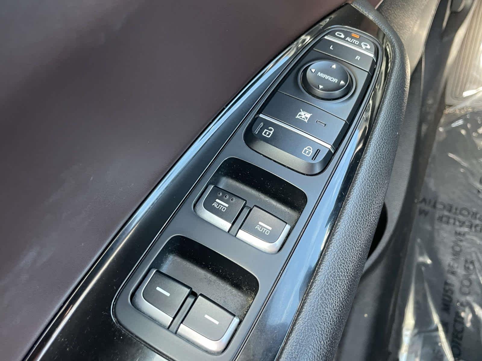 Used 2019 Snow White Pearl Kia SX image 39