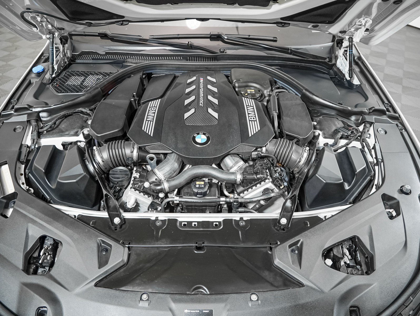 Used 2022 White BMW M850i image 3