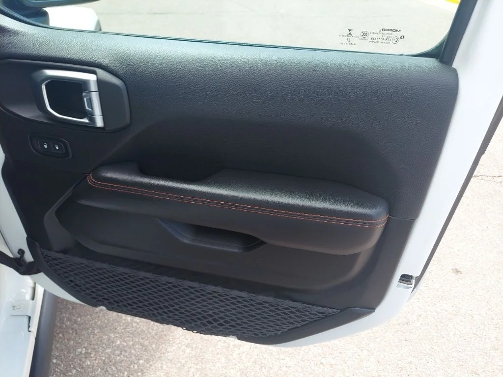 Used 2023 White Jeep Mojave image 37