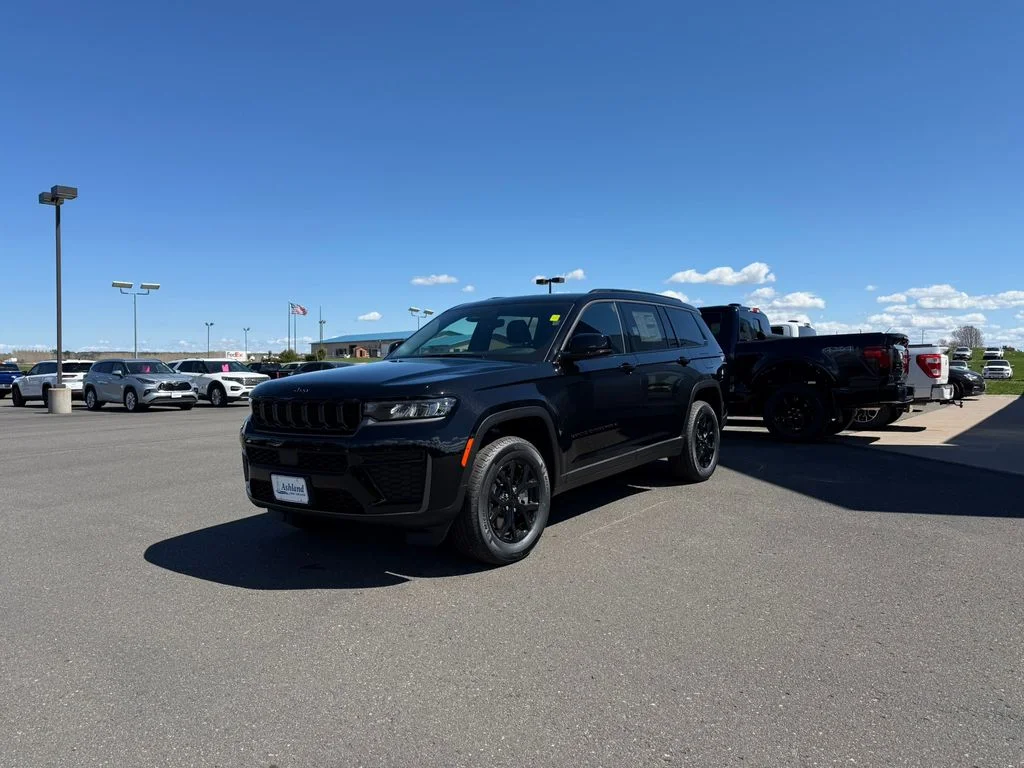 New 2026 Diamond Black Crystal Pearlcoat Jeep Laredo image 8