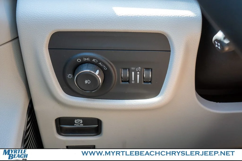 Certified Used 2022 Silver Jeep Summit image 29