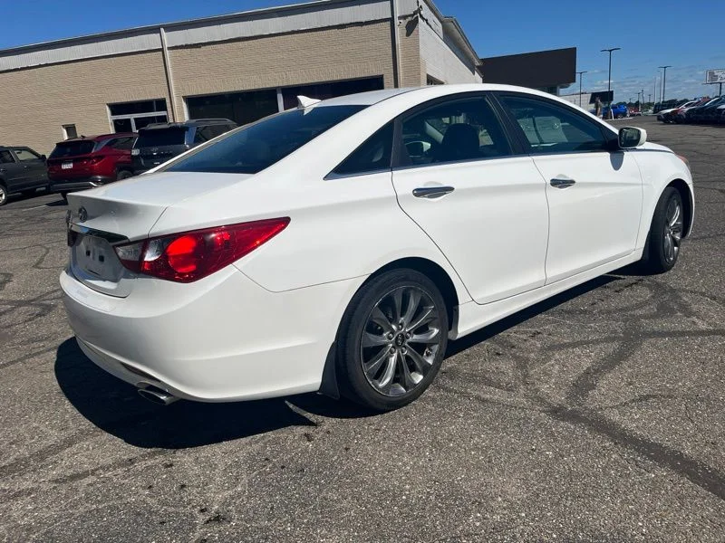 Used 2012 White Hyundai SE image 5