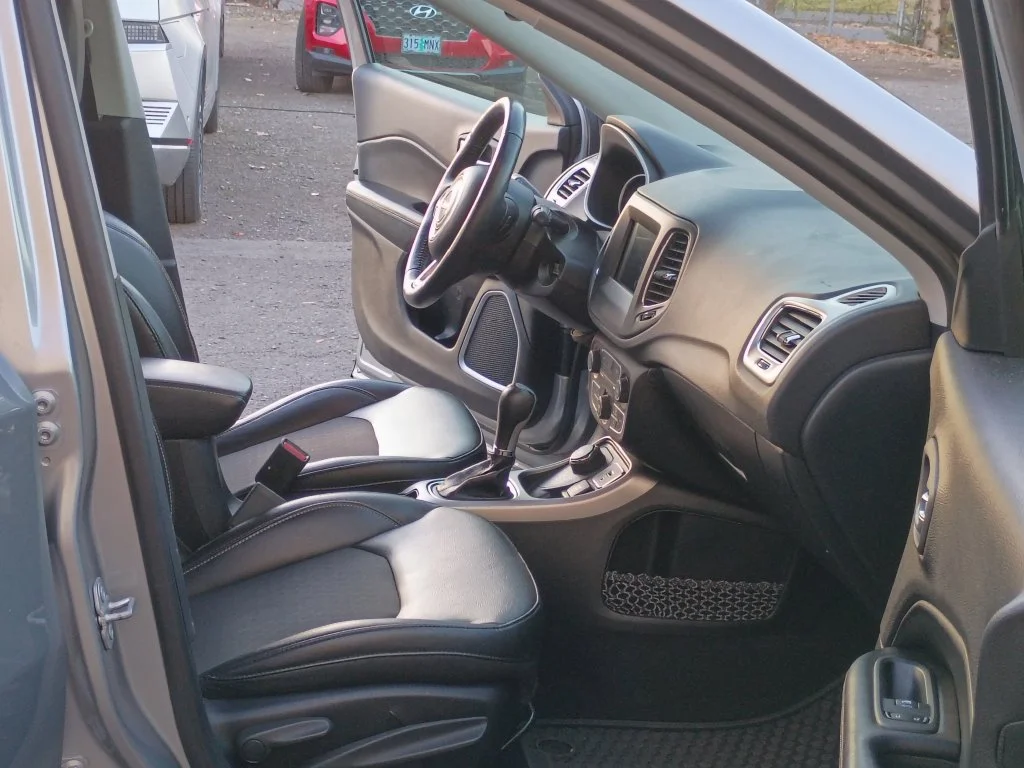 Used 2018 Billet Silver Metallic Clearcoat Jeep Latitude image 19