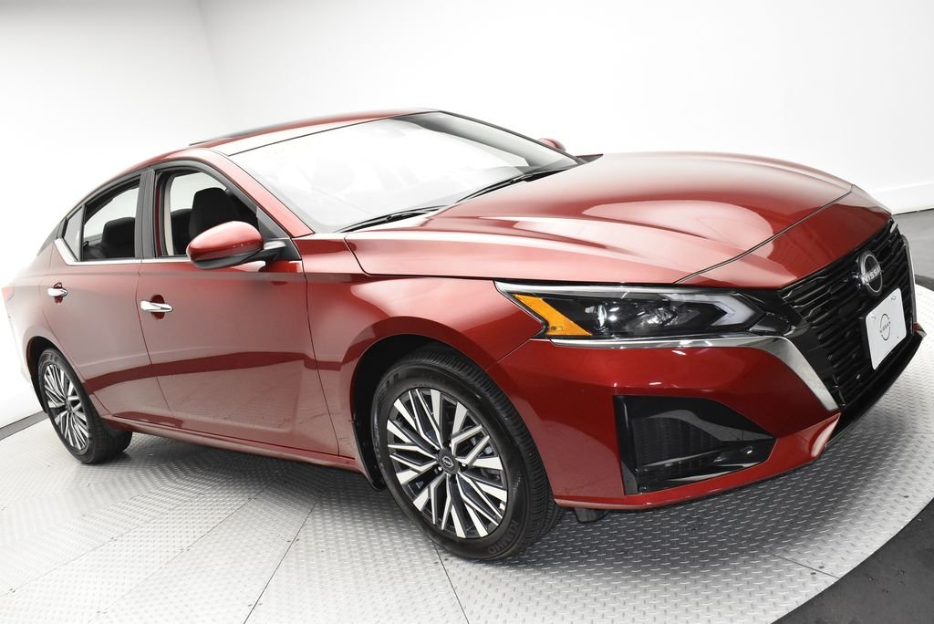 Used 2024 Red Nissan 2.5 SV image 3