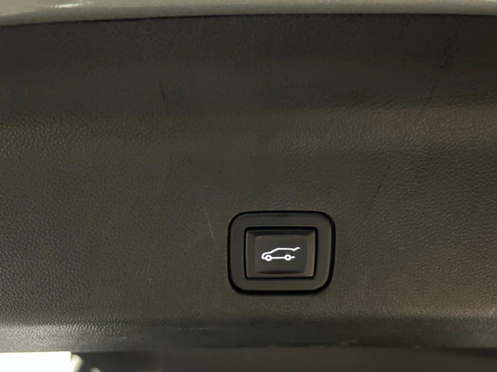 Used 2023 Sterling Metallic GMC AT4 image 9