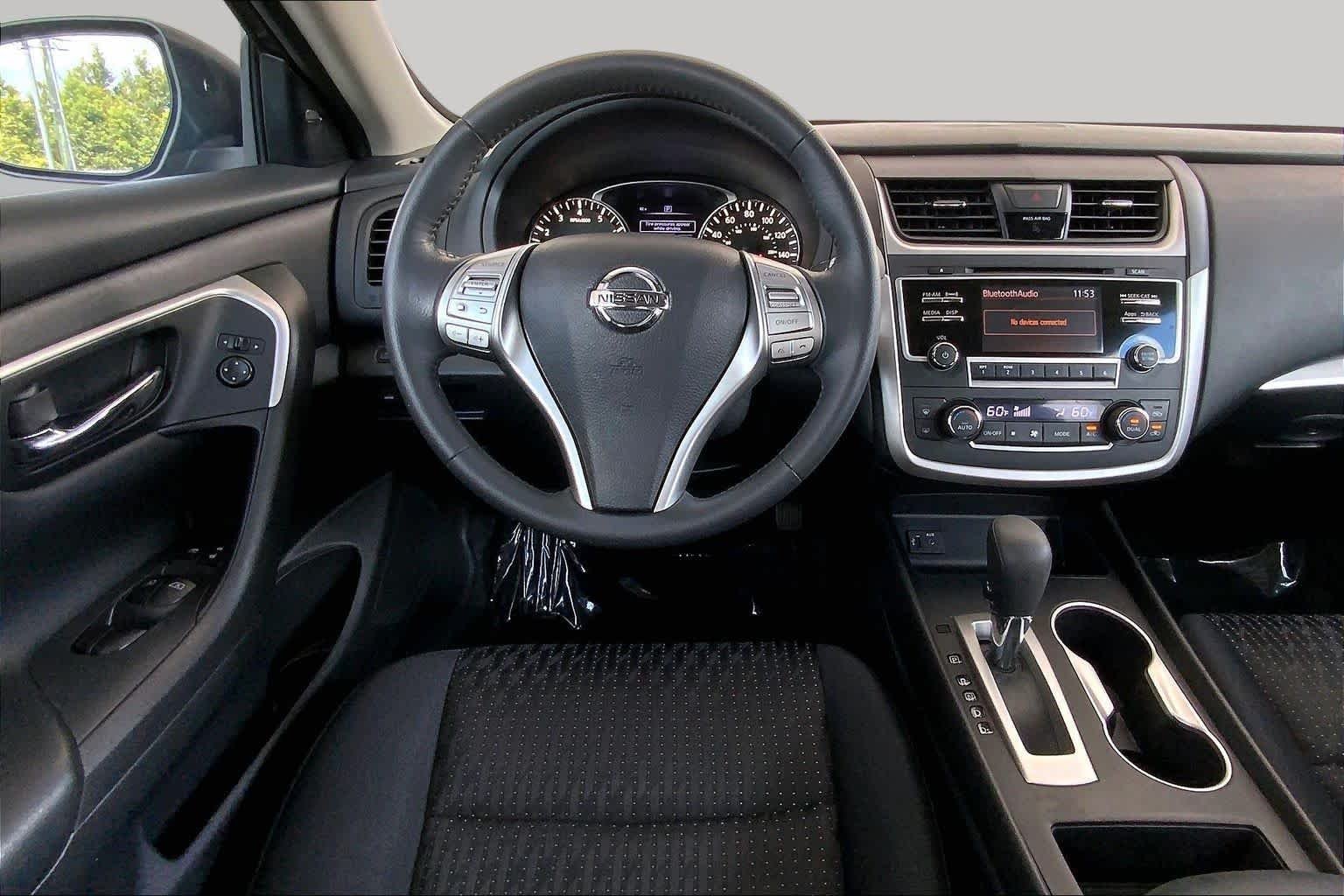 Used 2016 Super Black Nissan 2.5 SV image 6