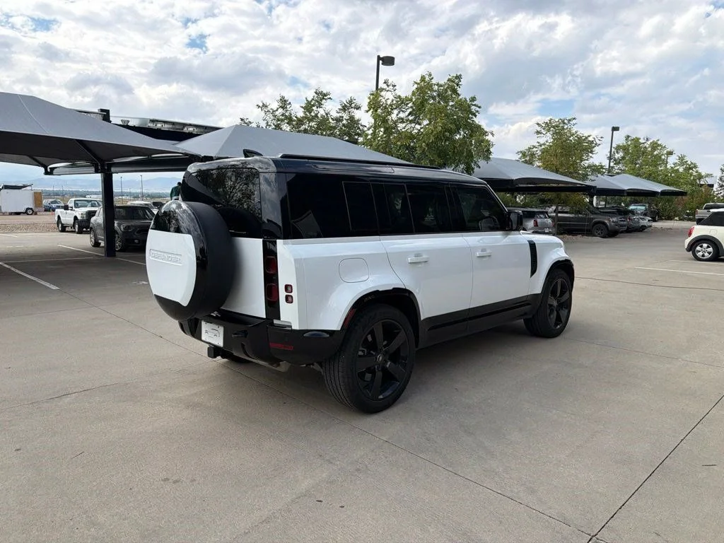 Used 2025 Fuji White Land Rover X-Dynamic SE image 5