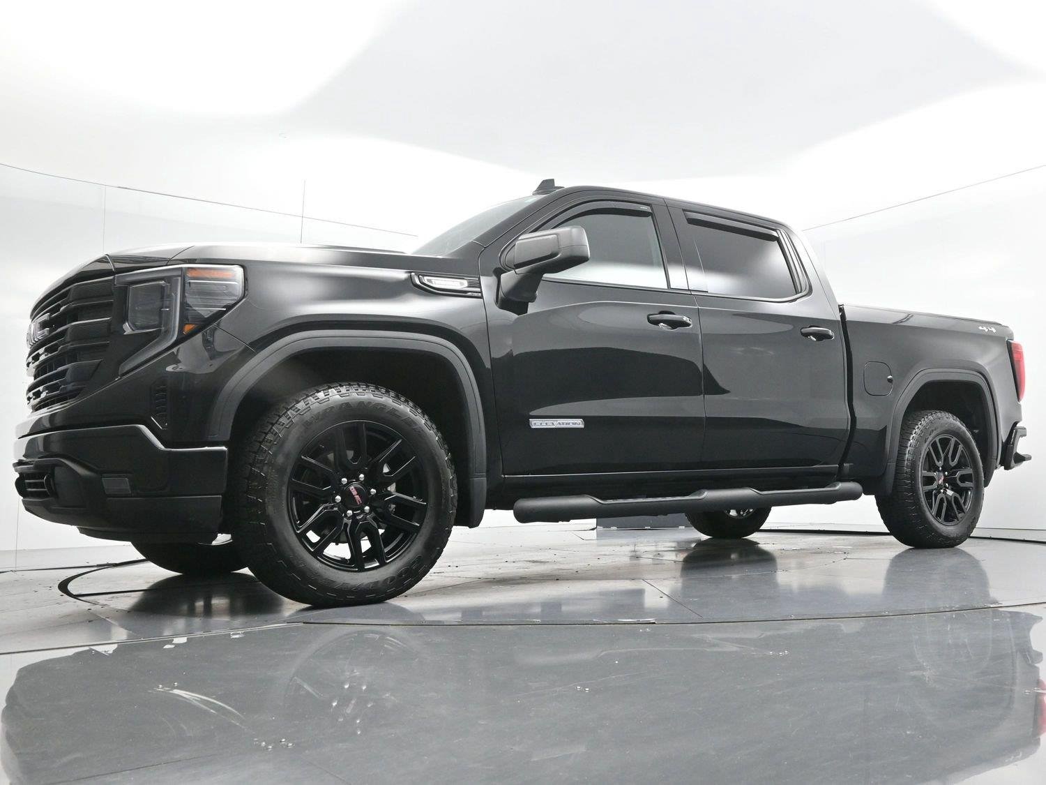 Used 2025 Onyx Black GMC Elevation image 48