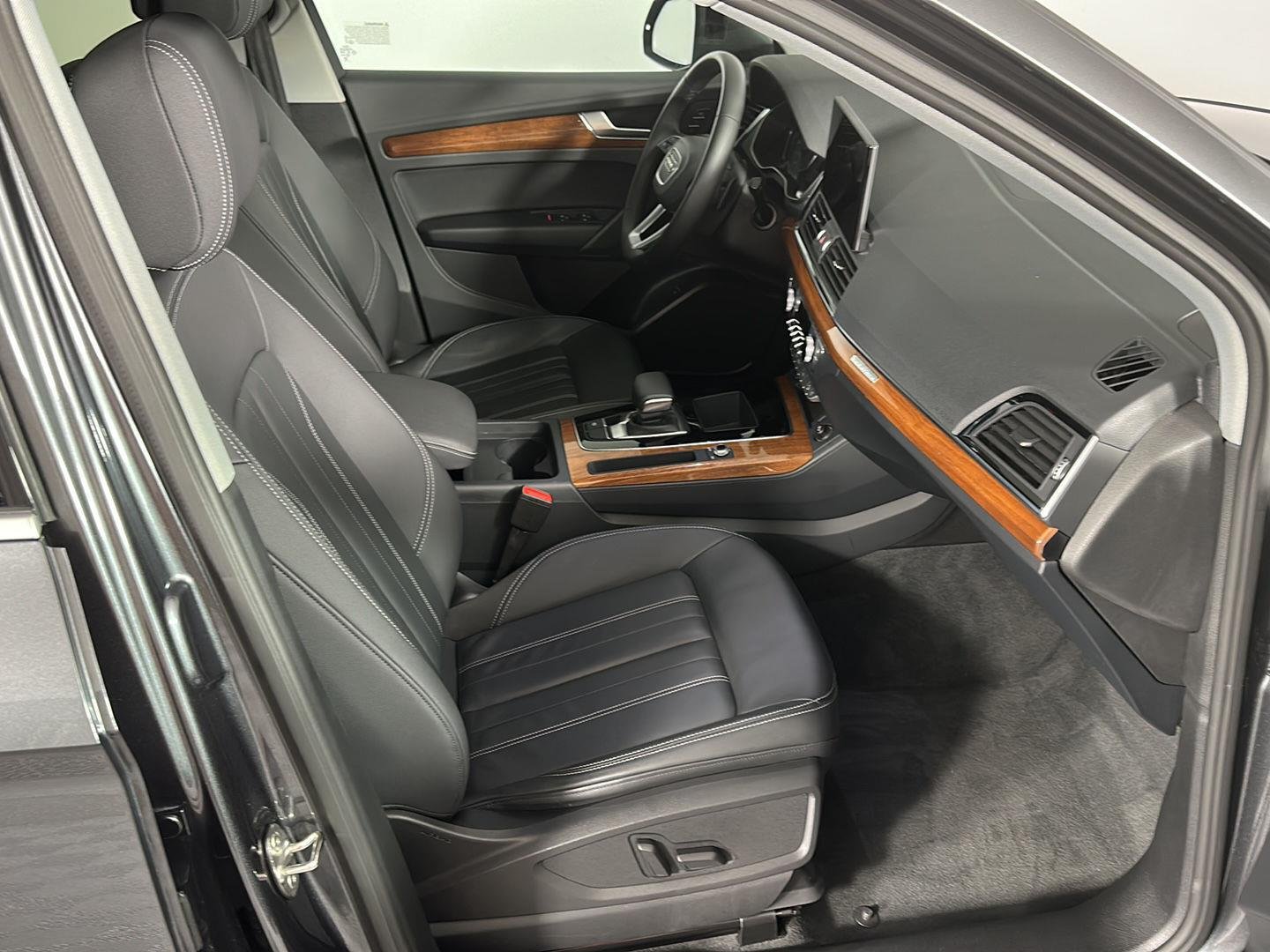 Used 2023 Daytona Gray Pearl Effect Audi S line Premium image 6