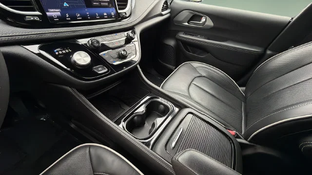Used 2026  Chrysler Limited image 14