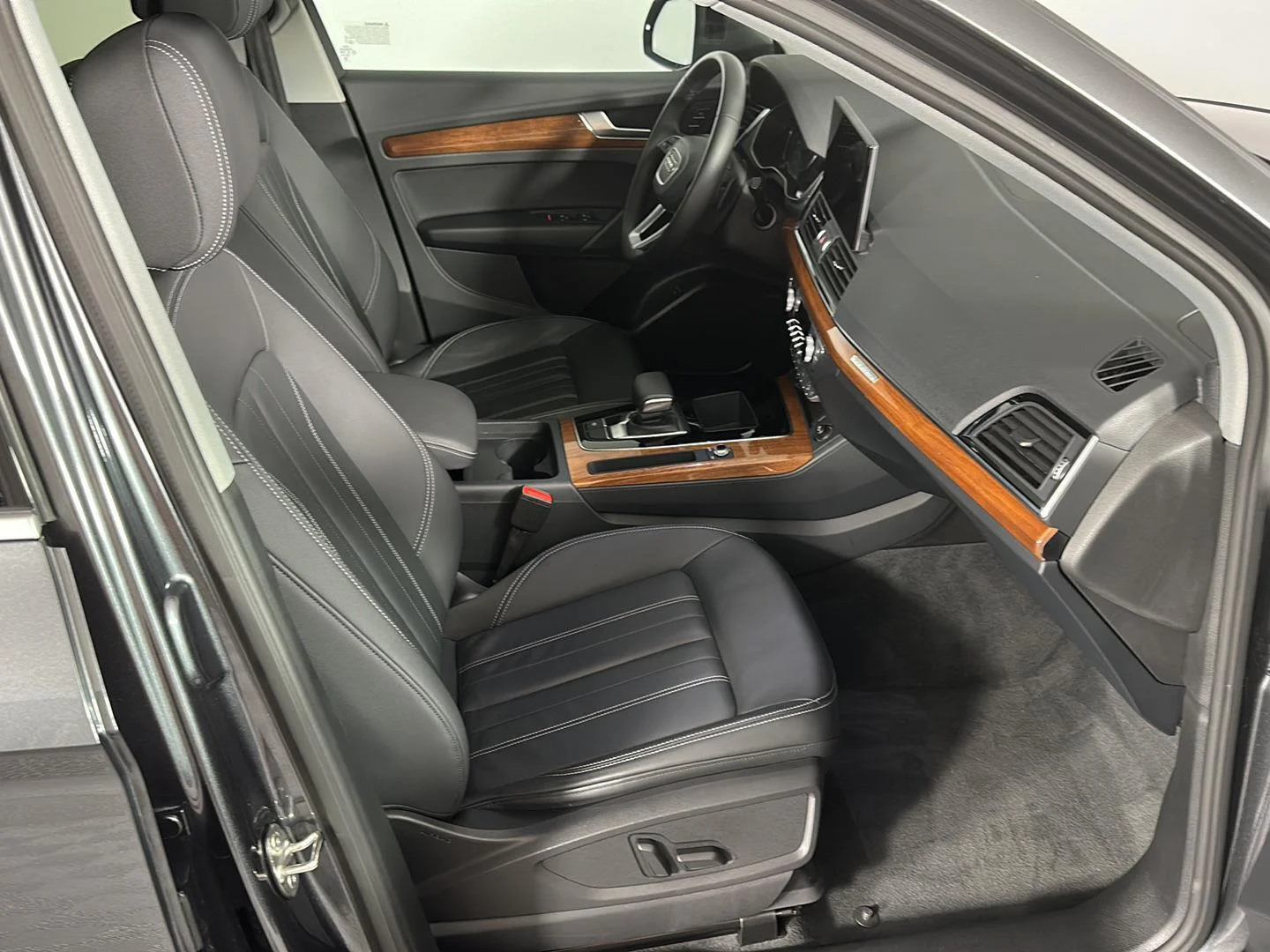 Used 2023 Daytona Gray Pearl Effect Audi S line Premium image 6