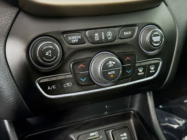 Used 2016 Gray Jeep Latitude image 15
