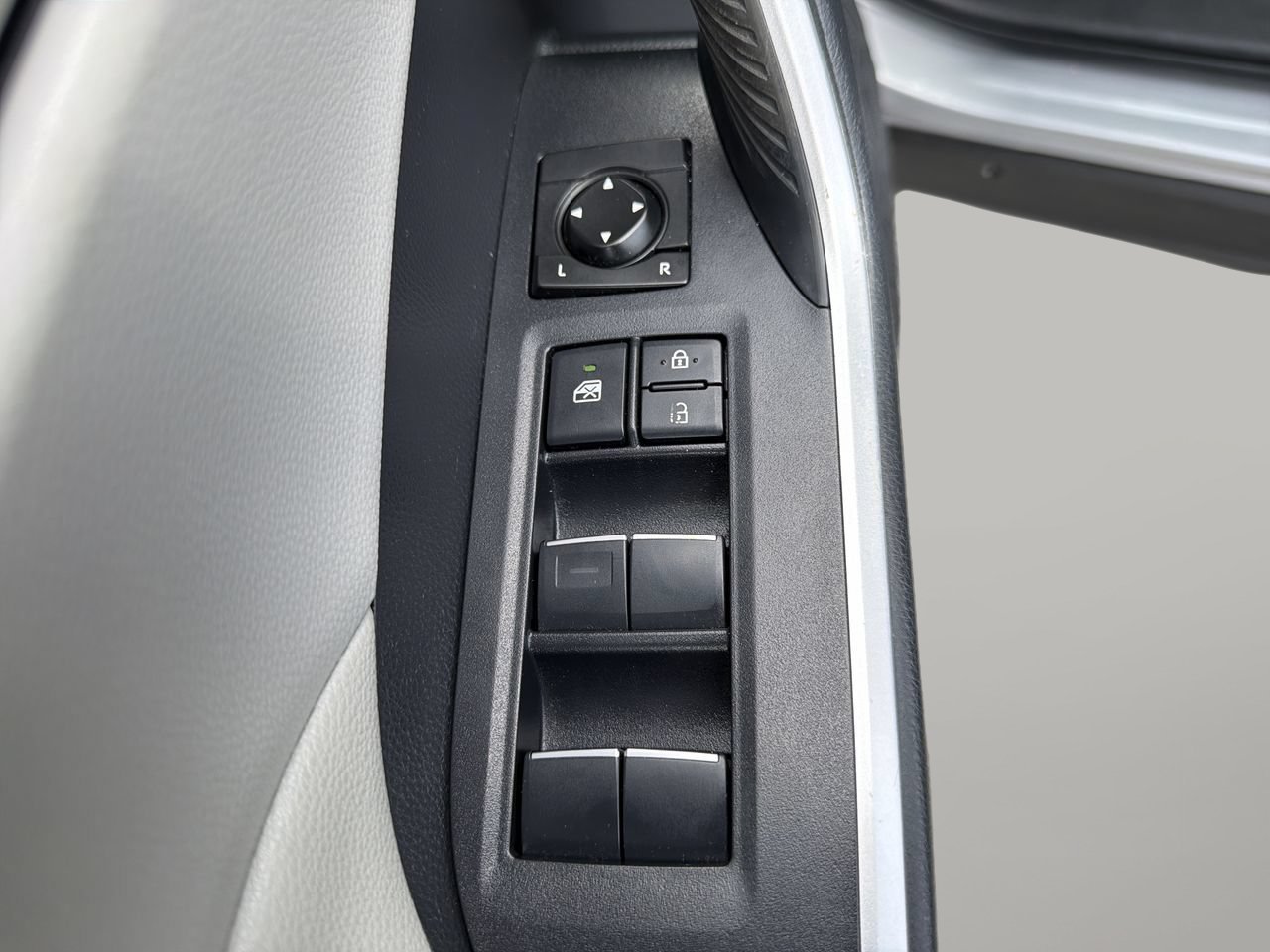 Used 2020 Silver Sky Metallic Toyota XLE Premium image 17