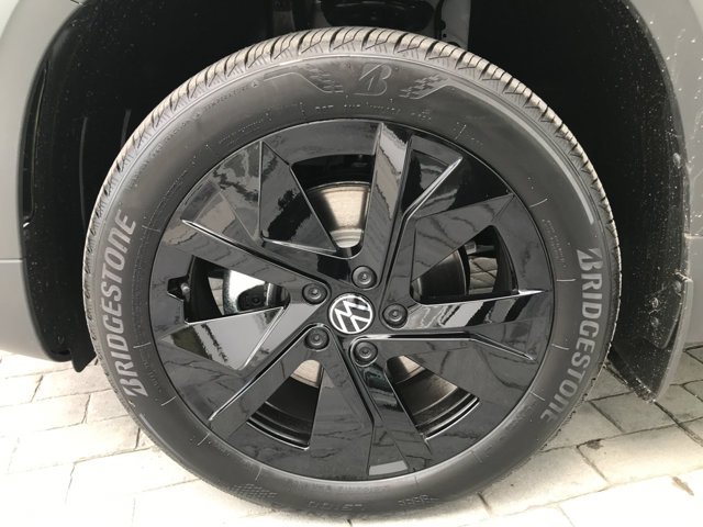 New 2026 Pure White w/Deep Black Roof Volkswagen SE Black image 12