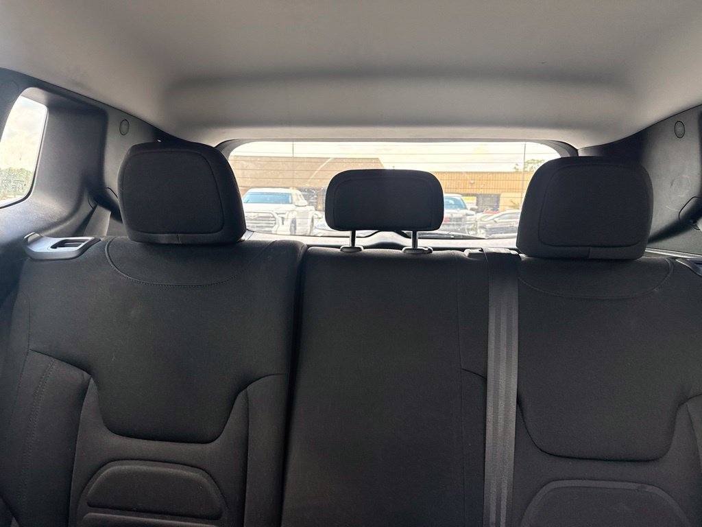 Used 2020 Alpine White Clearcoat Jeep Latitude image 4