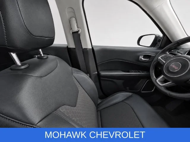 Used 2021  Jeep Latitude image 13
