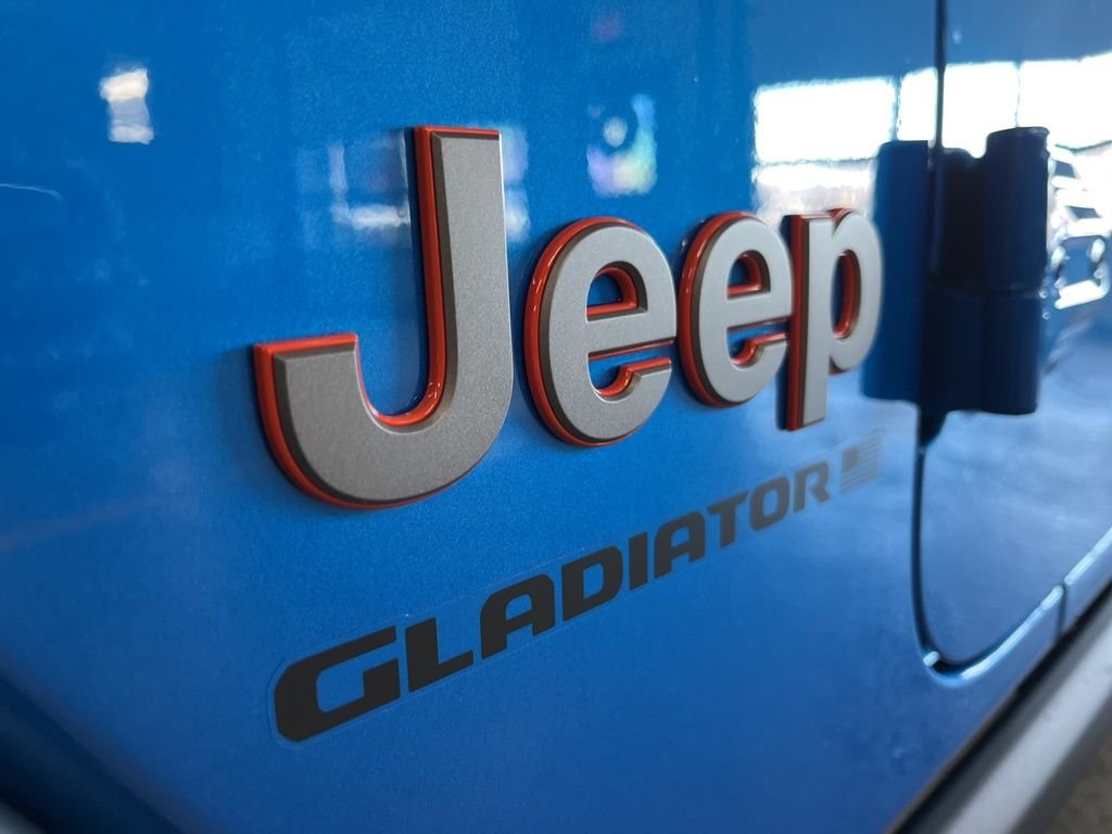 New 2026 Hydro Blue Pearl-Coat Exterior Paint Jeep Mojave image 15