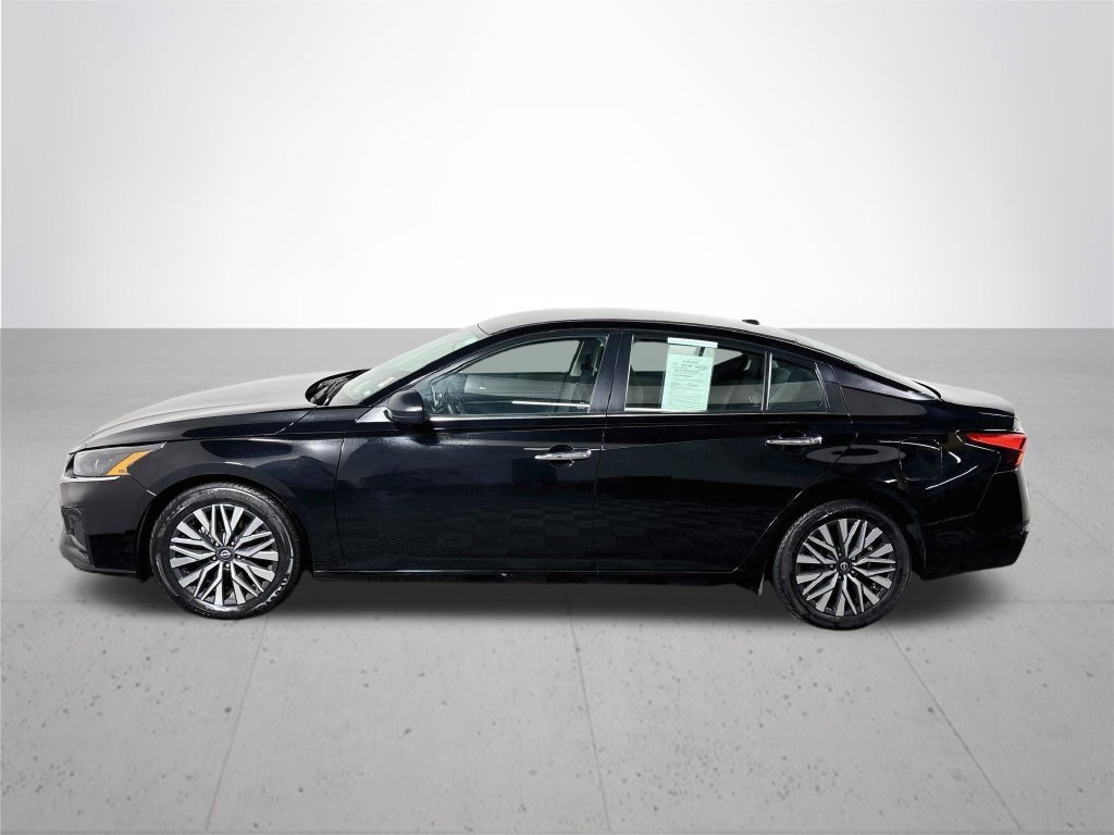 Used 2024 Super Black Nissan 2.5 SV image 9
