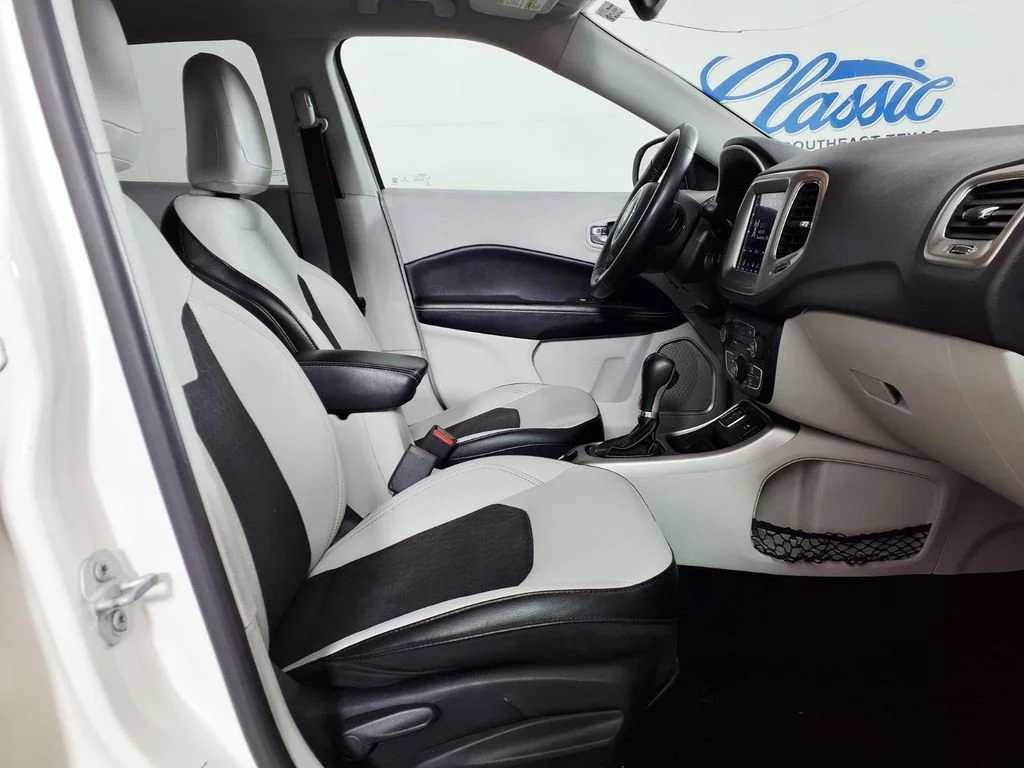 Used 2018 White Clearcoat Jeep Latitude image 13